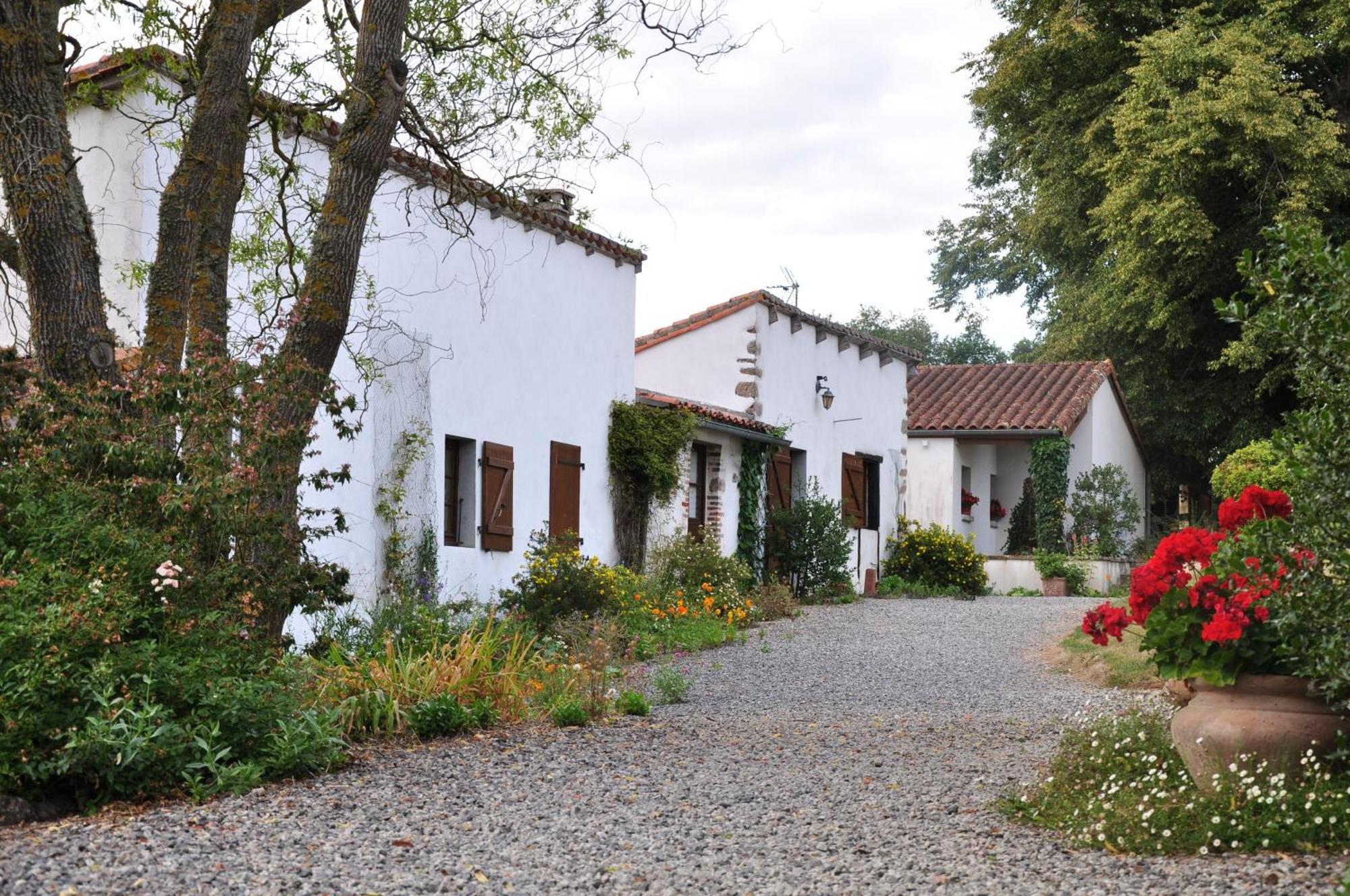 Hôtel Le Pit à Lessac Extérieur photo