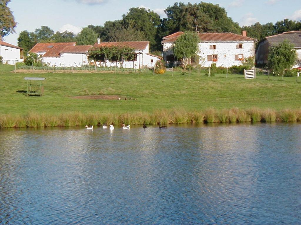 Hôtel Le Pit à Lessac Extérieur photo